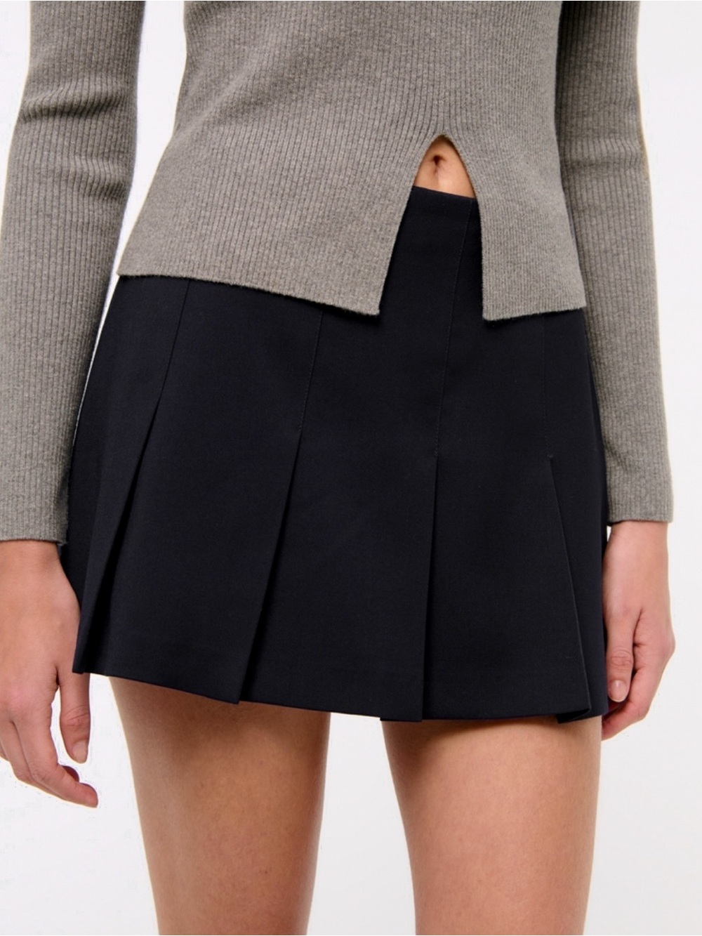 Abercrombie Mid Rise Pleated Mini Skort in Black